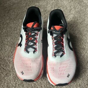 Woman’s size 7 On Coud Coud Monster 2